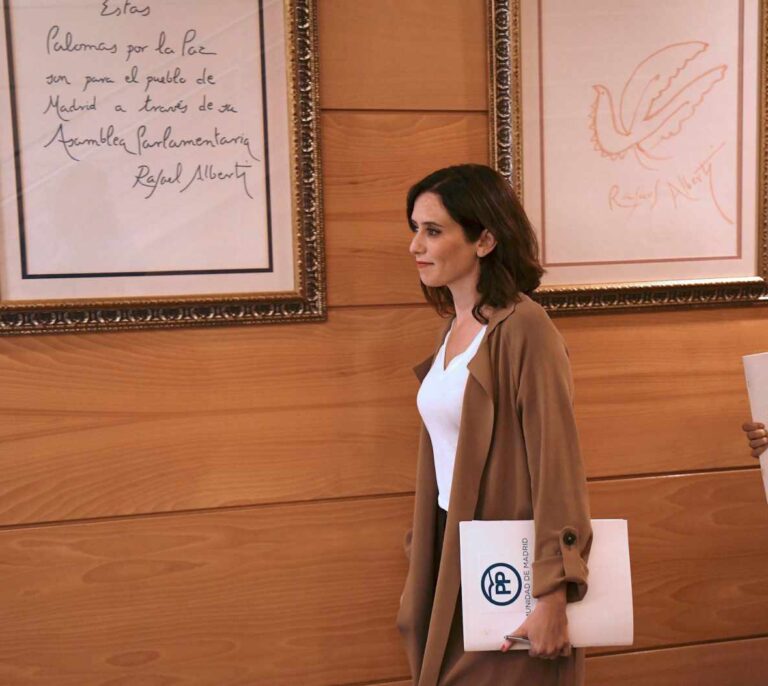 Malestar en Génova con Ayuso por sugerir la abstención del PP para investir a Sánchez
