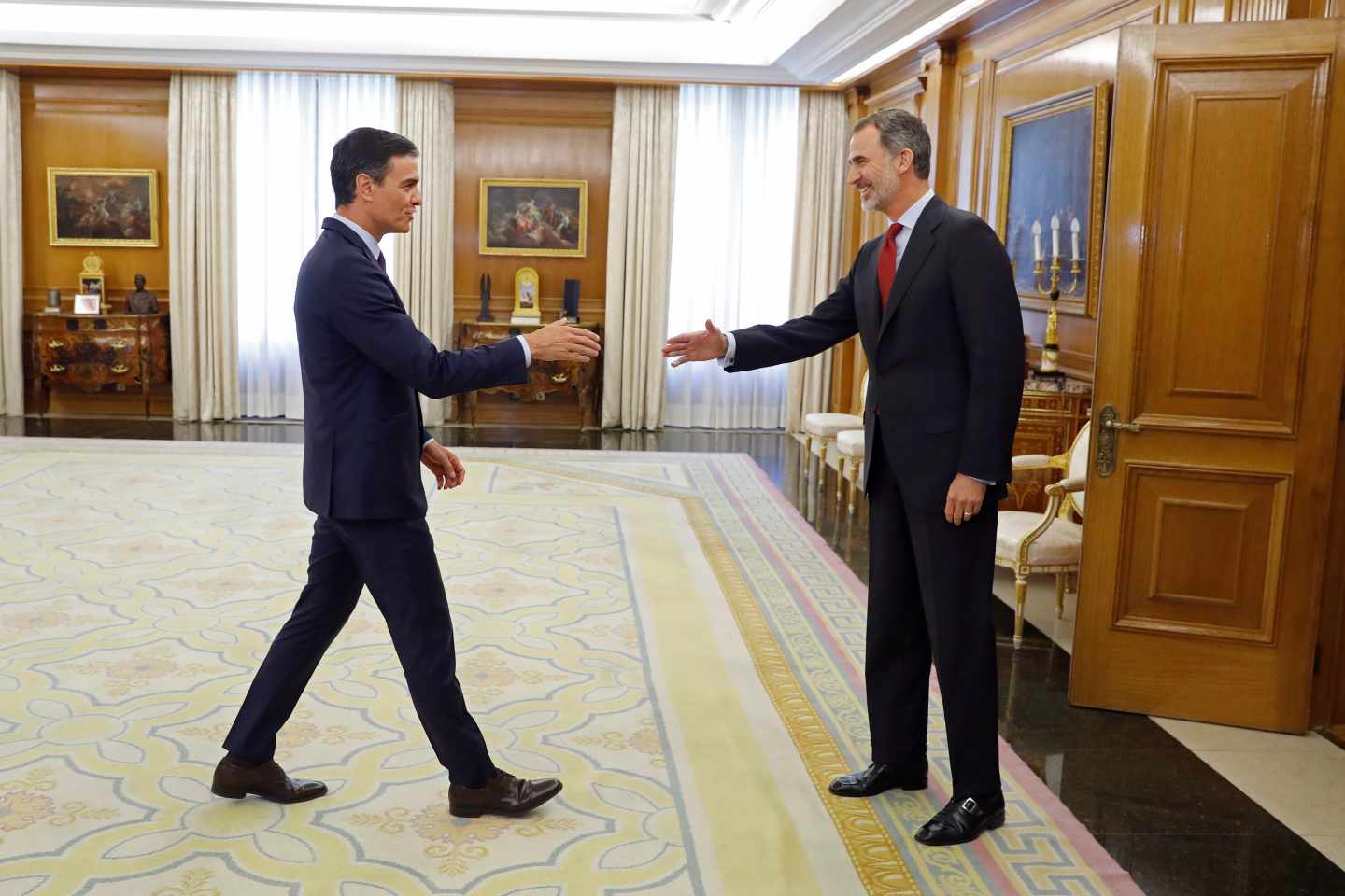 Pedro Sánchez saluda al Rey en la Zarzuela.