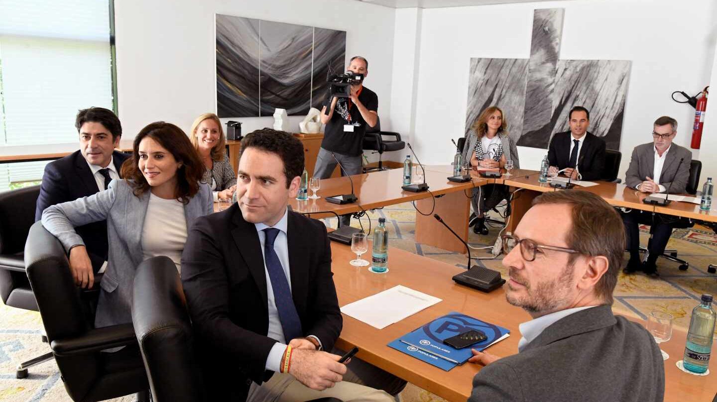 Momentos antes de la reunión entre los miembros de PP y Cs en la Comunidad de Madrid.