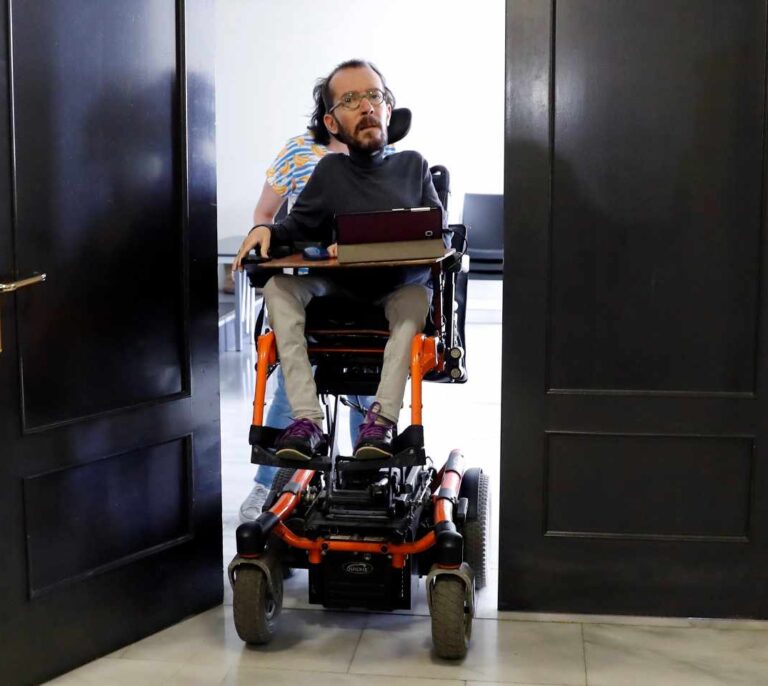 Echenique justifica su cese al no cumplir los "objetivos" en "implantación territorial"