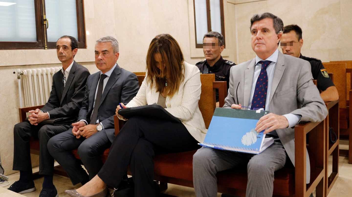 El expresidente del Govern balear Jaume Matas (d), en el juicio que se celebra ante la sección primera del tribunal provincia.