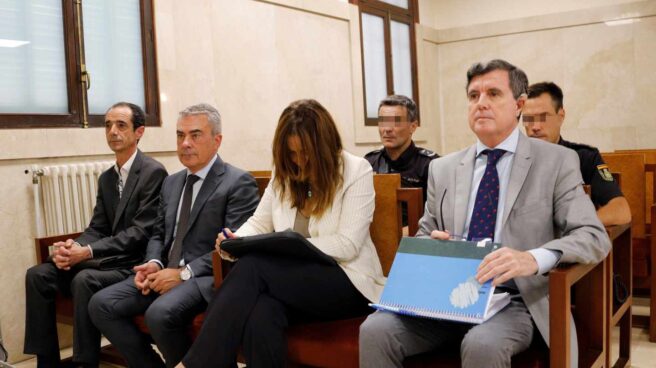 El expresidente del Govern balear Jaume Matas (d), en el juicio que se celebra ante la sección primera del tribunal provincia.
