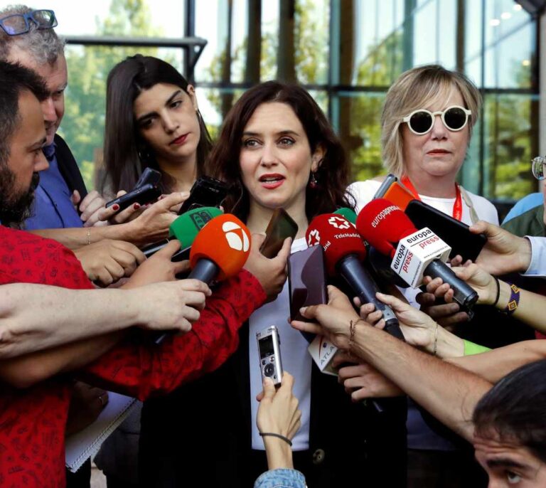 Ayuso media "in extremis" entre Cs y Vox para pactar la mesa de la Asamblea