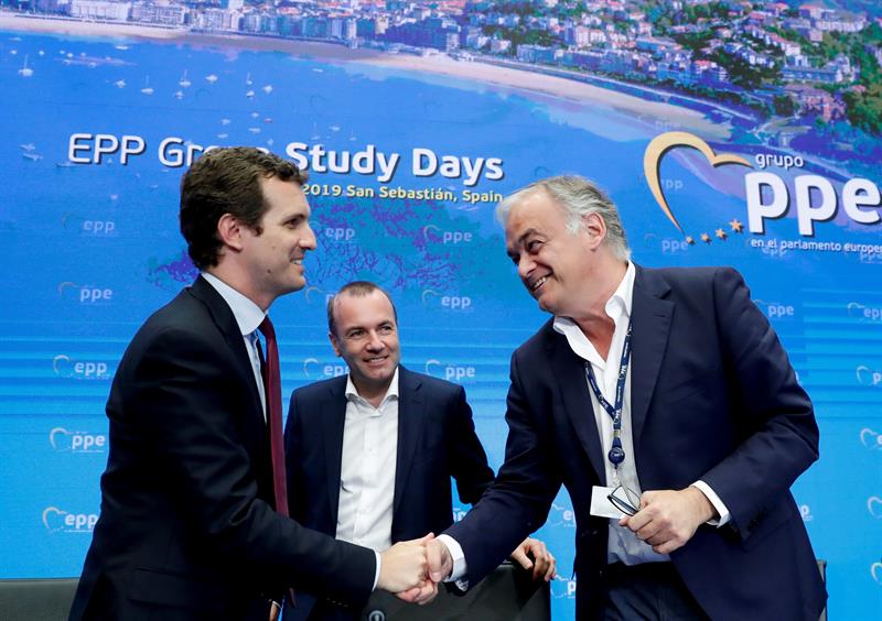 Casado saluda a Esteban González Pons bajo la mirada del presidente del PPE, Manfred Weber.