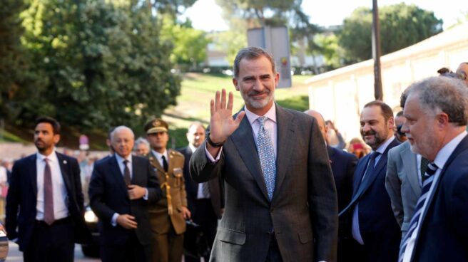 El Rey Felipe saluda a su llegada a la corrida de la Beneficencia.