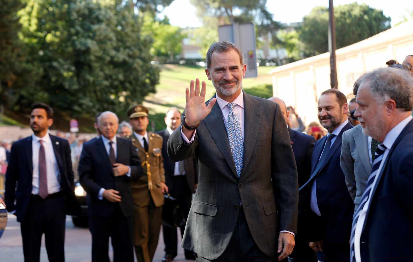 El Rey Felipe saluda a su llegada a la corrida de la Beneficencia.