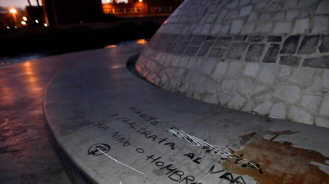 “Maltrata al varón, sea niño o hombre”: pintan el monumento en homenaje al niño Gabriel