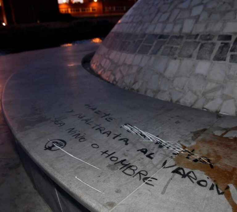 “Maltrata al varón, sea niño o hombre”: pintan el monumento en homenaje al niño Gabriel