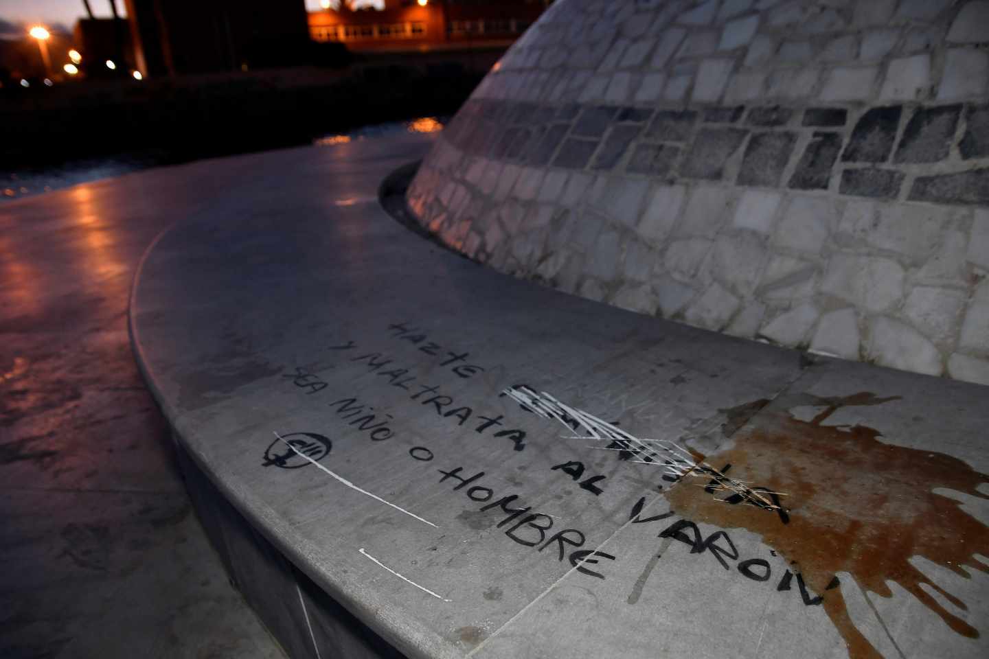 Pintada en el monumento a Gabriel Cruz
