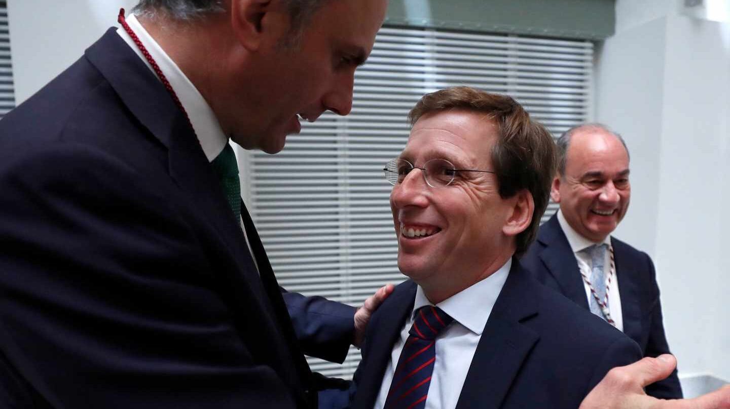 Ortega Smith y Almeida, en el Ayuntamiento de Madrid.