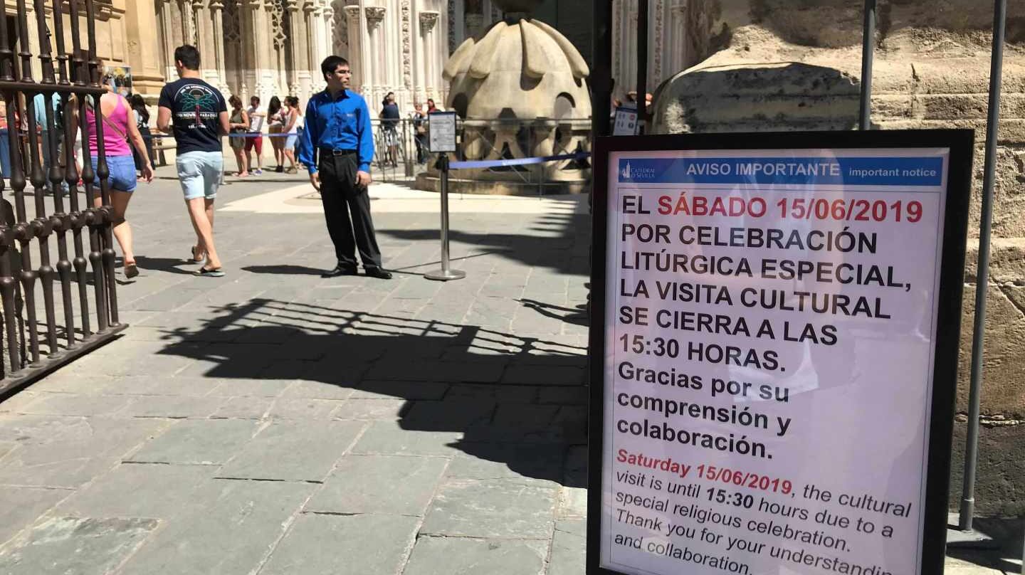 Un cartel anuncia las restricciones en Sevilla por la boda.