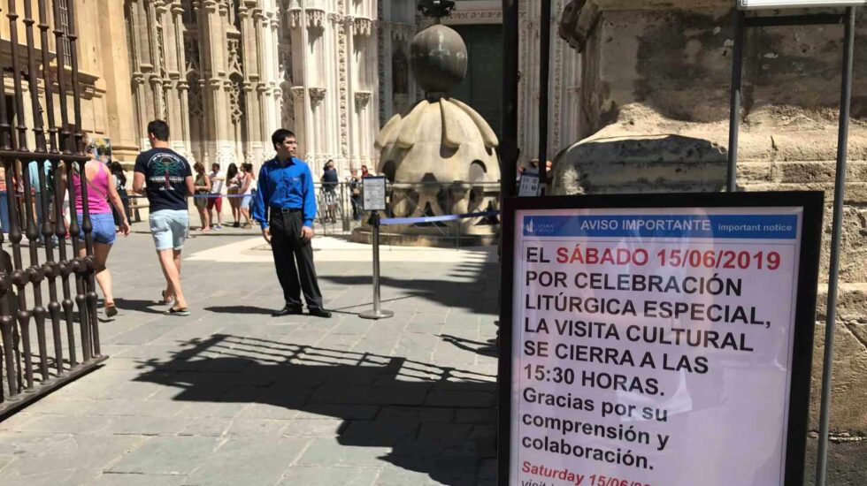 Un cartel anuncia las restricciones en Sevilla por la boda.