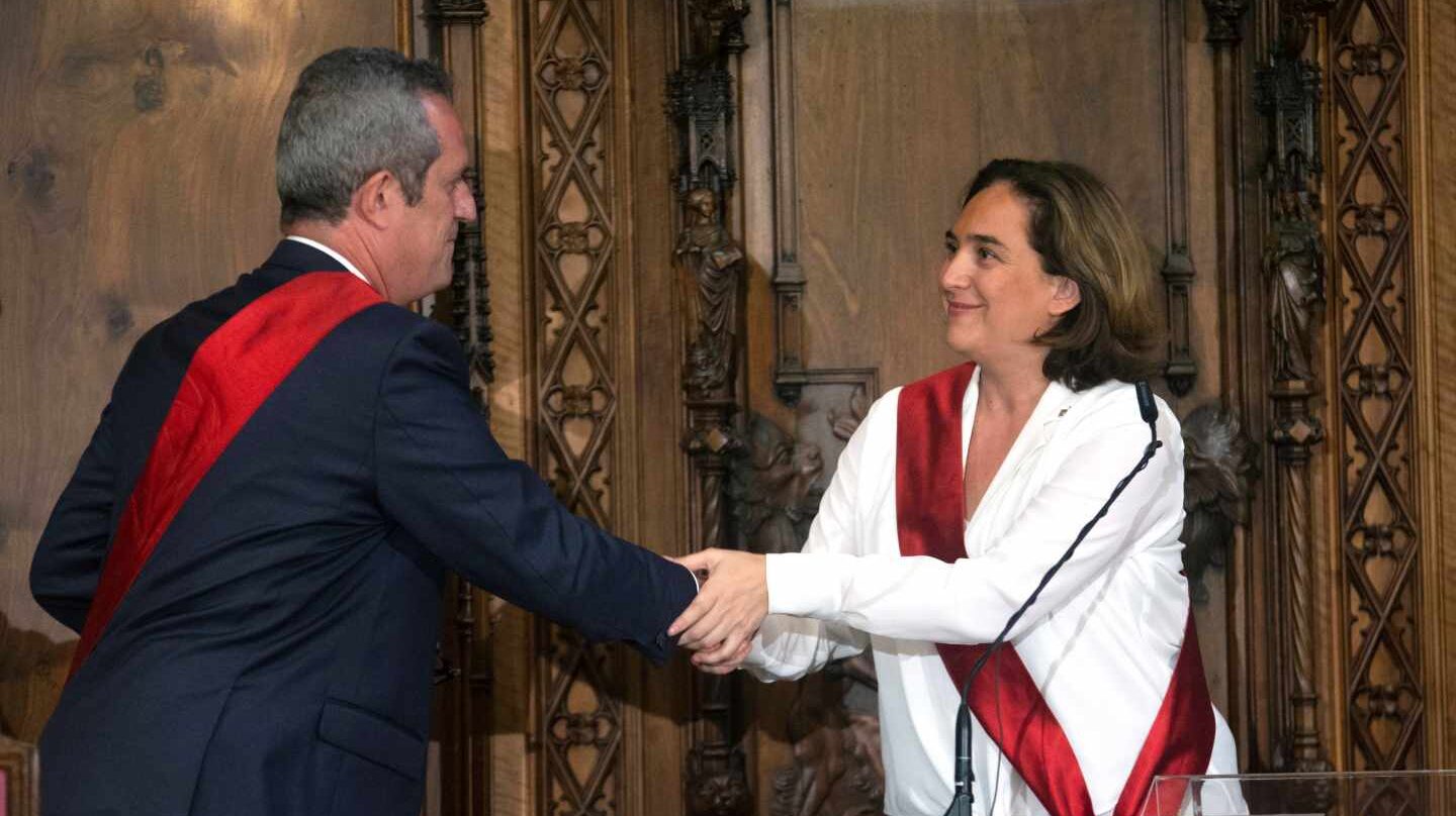 Joaquim Forn saluda a Ada Colau.