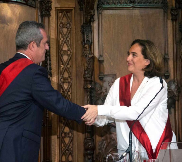 Colau promete volver a colocar el lazo amarillo en su primera intervención como alcaldesa