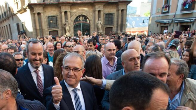 El alcalde de Pamplona, Enrique Maya, a la salida del ayuntamiento tras ser elegido.