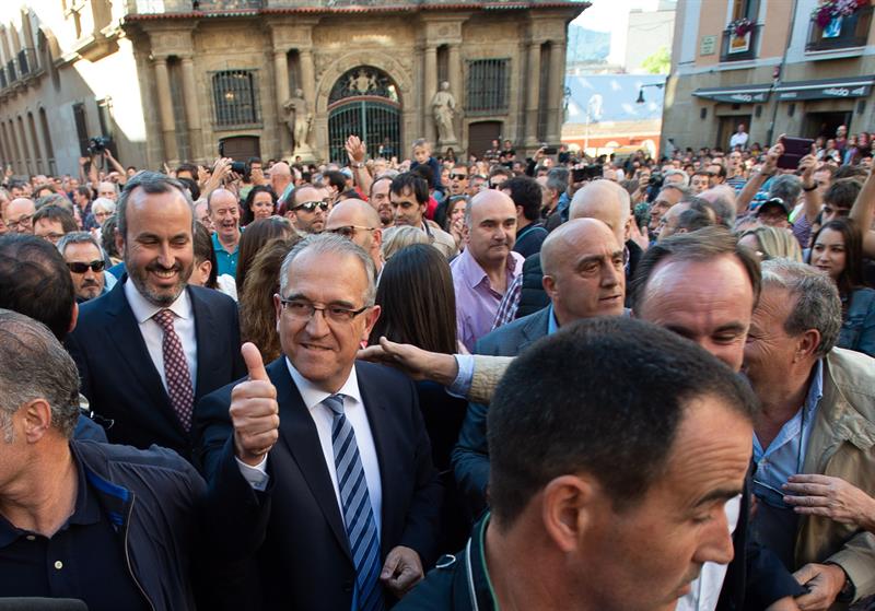 El alcalde de Pamplona, Enrique Maya, a la salida del ayuntamiento tras ser elegido.
