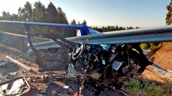 Herido grave tras sufrir un accidente y quedar el coche partido en dos en A Coruña