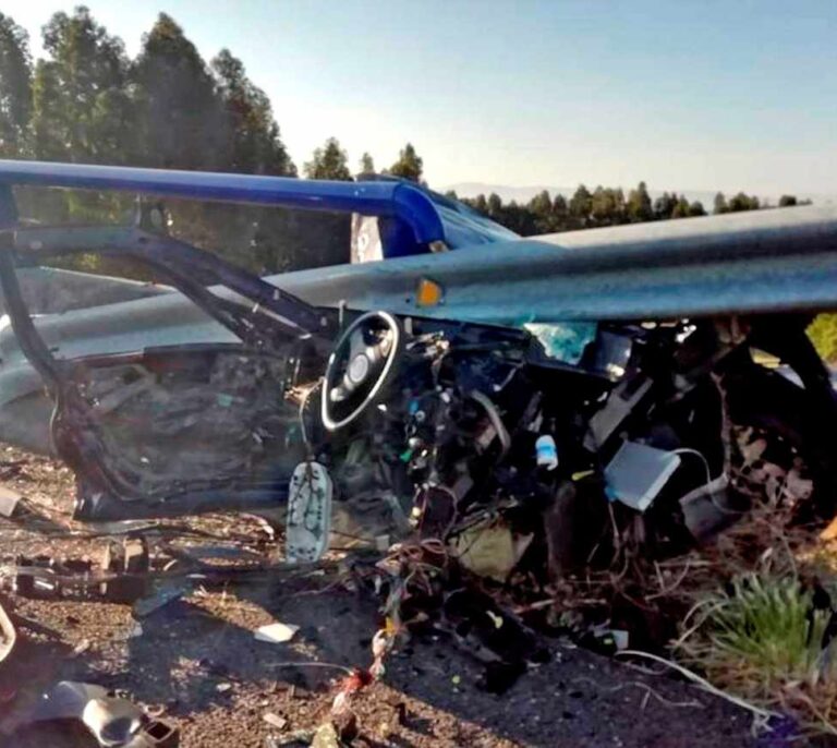 Herido grave tras sufrir un accidente y quedar el coche partido en dos en A Coruña