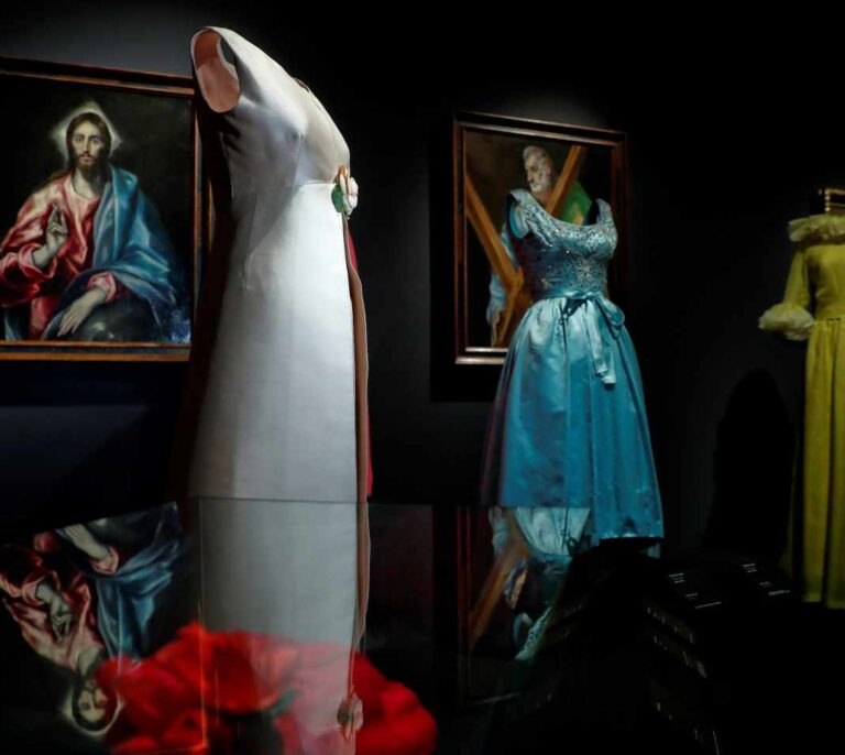 Cristóbal Balenciaga, el hechizo en la costura, se muestra en el Thyssen