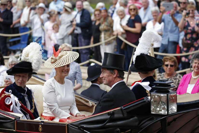 La princesa Ana de Inglaterra, junto a su esposo Timothy Laurence y Sophie de Wessex, esposa del príncipe Eduardo de Inglaterra.
