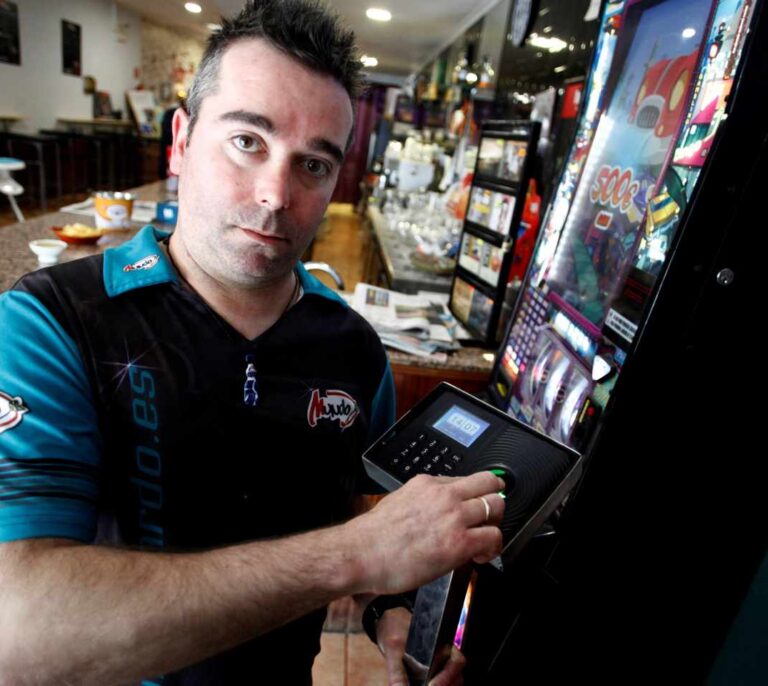 El bar de Betanzos donde los clientes fichan: cada hora tiene premio