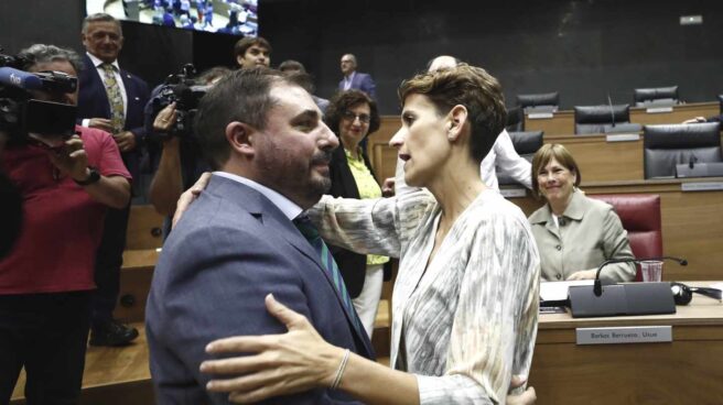 La socialista María Chivite felicita al nuevo presidente del Parlamento de Navarra, Unai Hualde.