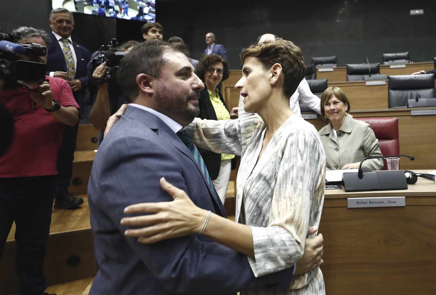 La socialista María Chivite felicita al nuevo presidente del Parlamento de Navarra, Unai Hualde.