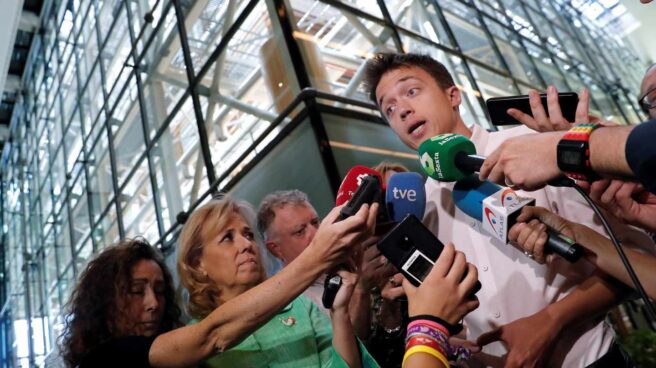 Iñigo Errejón atiende a los medios. Iñigo Errejón atiende a los medios.