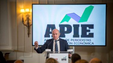 Guindos reclama a los bancos más ajustes: "Los tipos bajos no son su problema"