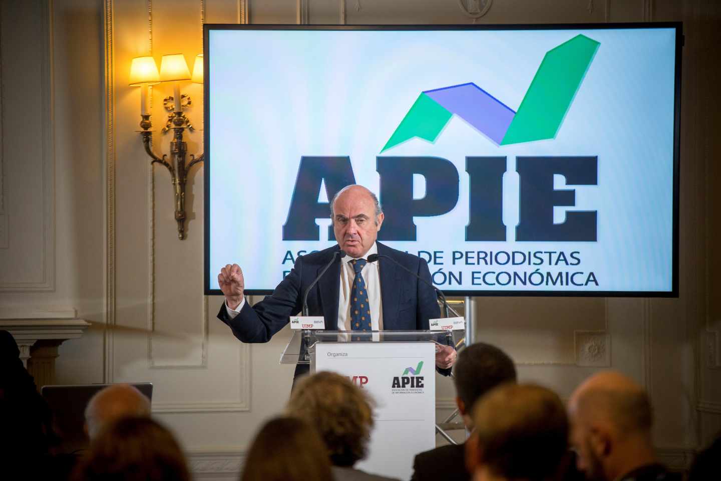 Guindos exige a la banca nuevos ajustes: "Los tipos bajos no son su problema".