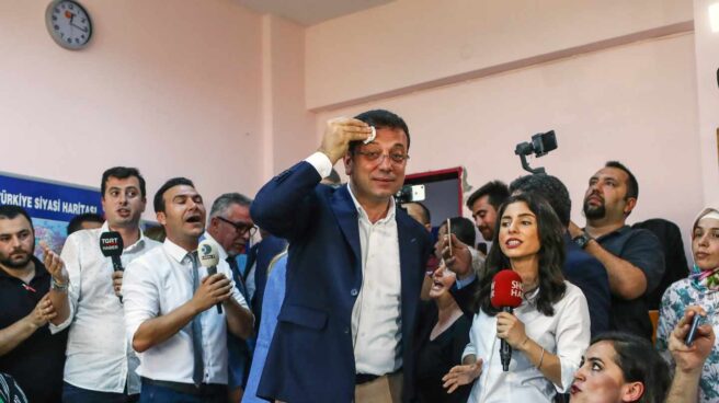 El candidato del partido socialdemócrata CHP a la alcaldía de Estambul, Ekrem Imamoglu, a su llegada a un colegio electoral de Estambul