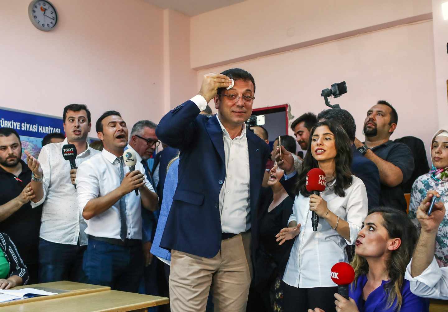 El candidato del partido socialdemócrata CHP a la alcaldía de Estambul, Ekrem Imamoglu, a su llegada a un colegio electoral de Estambul
