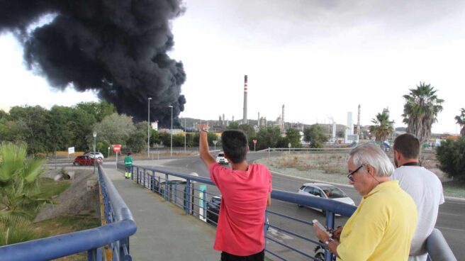 Cinco afectados por el incendio en una planta química en San Roque