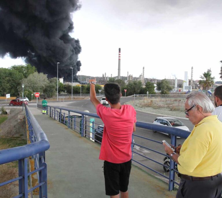 Cinco afectados por el incendio en una planta química en San Roque
