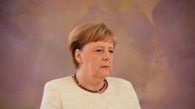 Merkel vuelve a sufrir un temblor durante un acto oficial