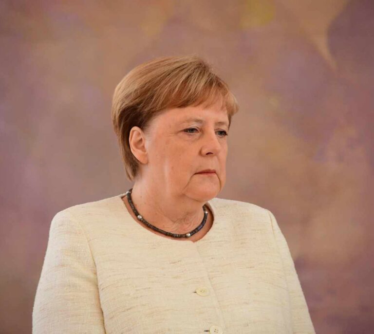 Merkel vuelve a sufrir un temblor durante un acto oficial