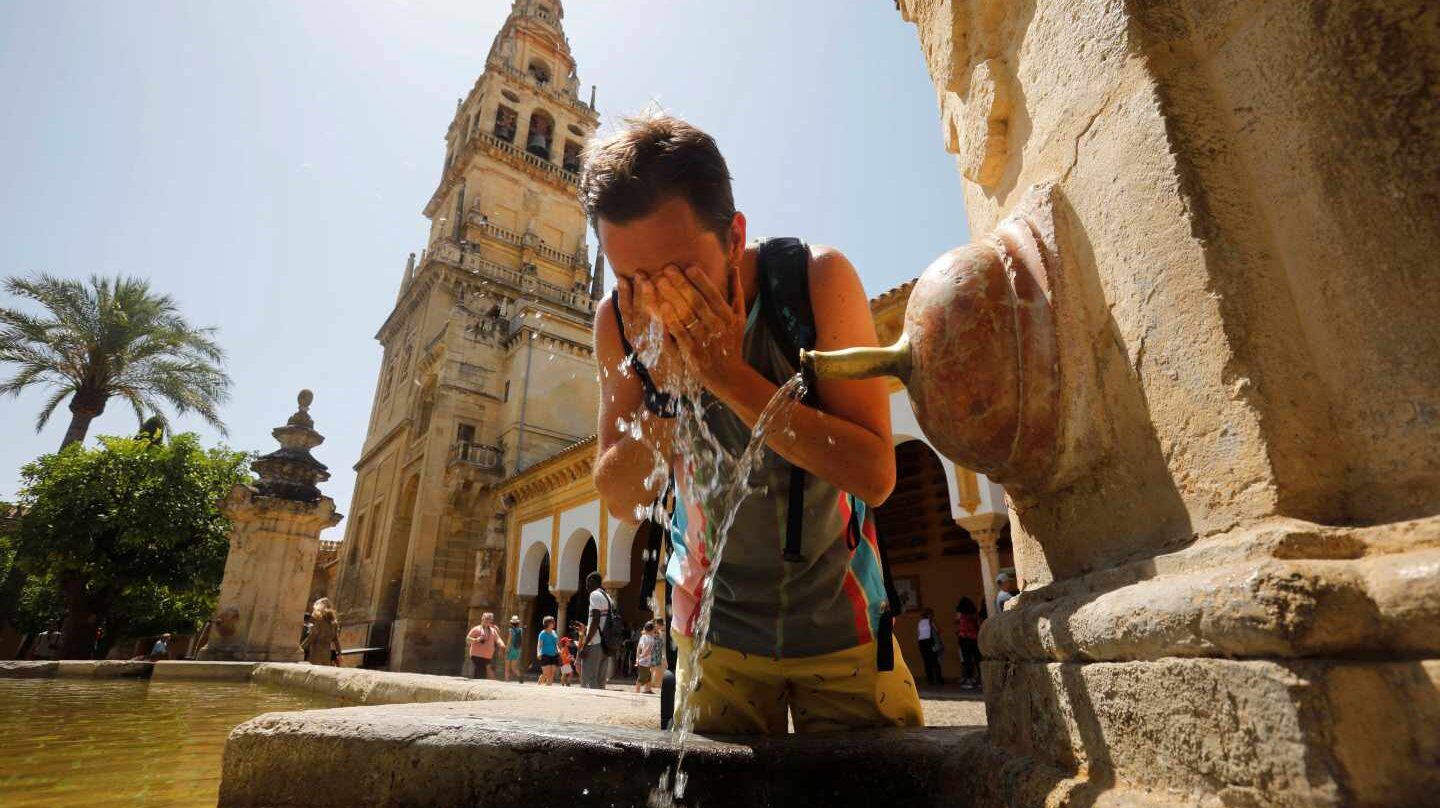 Un hombre se refresca en Córdoba este jueves, 27 de junio.