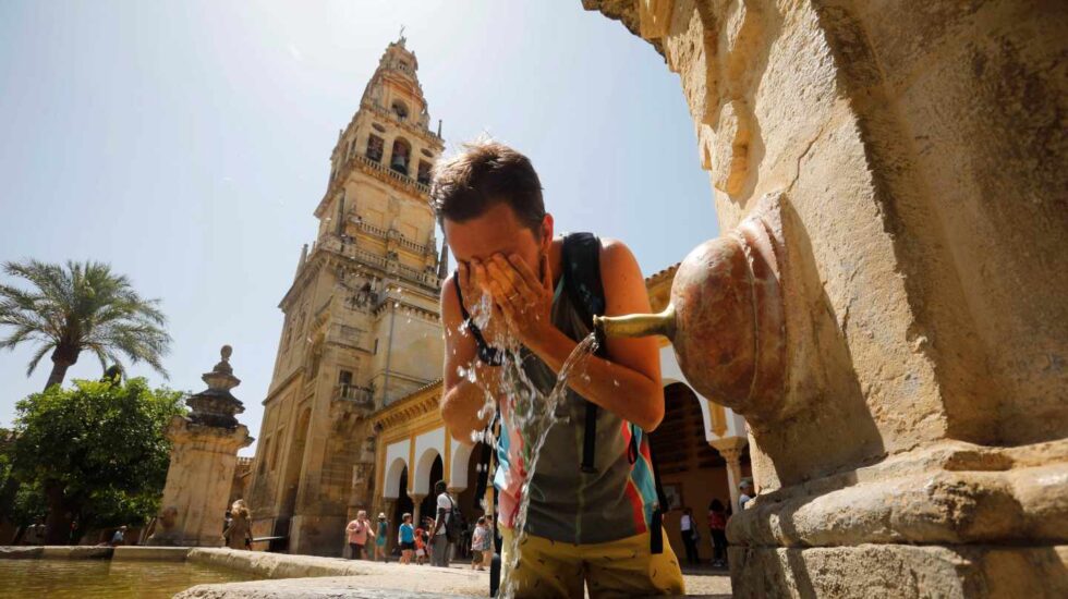 Un hombre se refresca en Córdoba este jueves, 27 de junio.