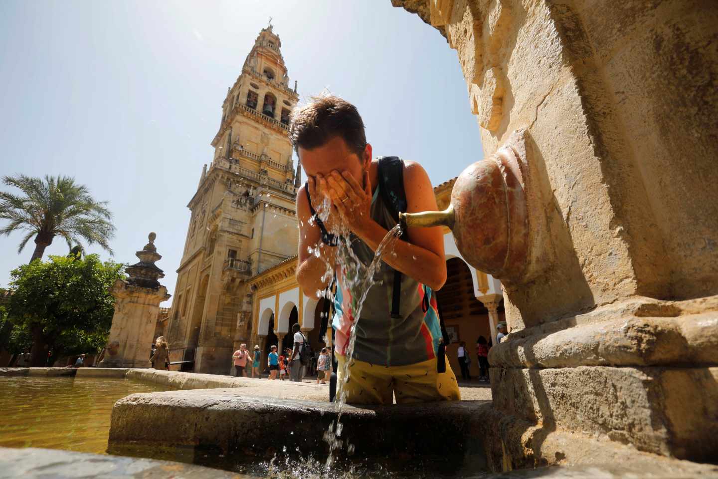 Un hombre se refresca en Córdoba este jueves, 27 de junio.