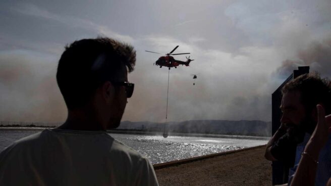 Operativos intentando mitigar el incendio