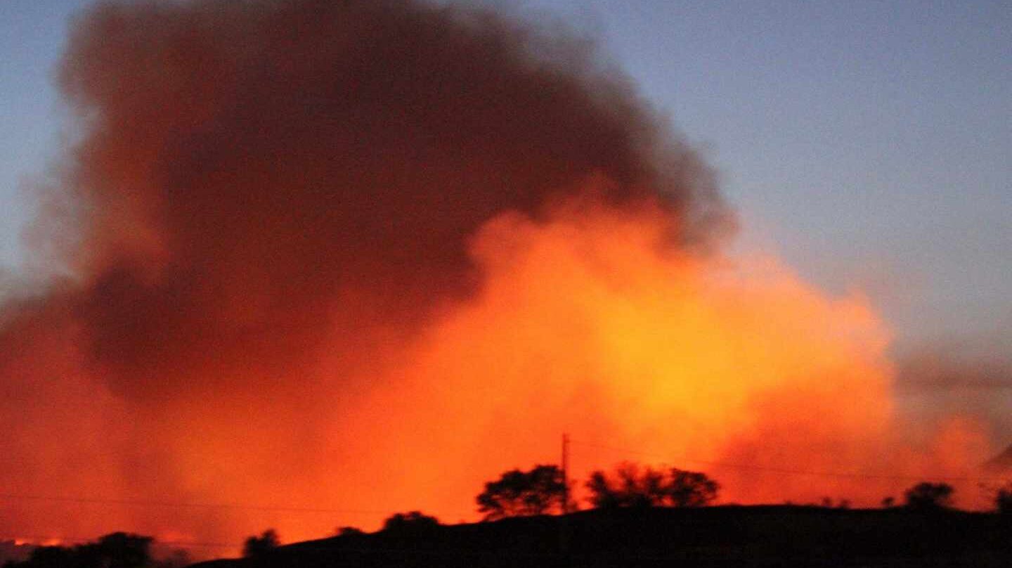 Vista de las llamas producidas por incendio forestal que se ha declarado en Almorox (Toledo)