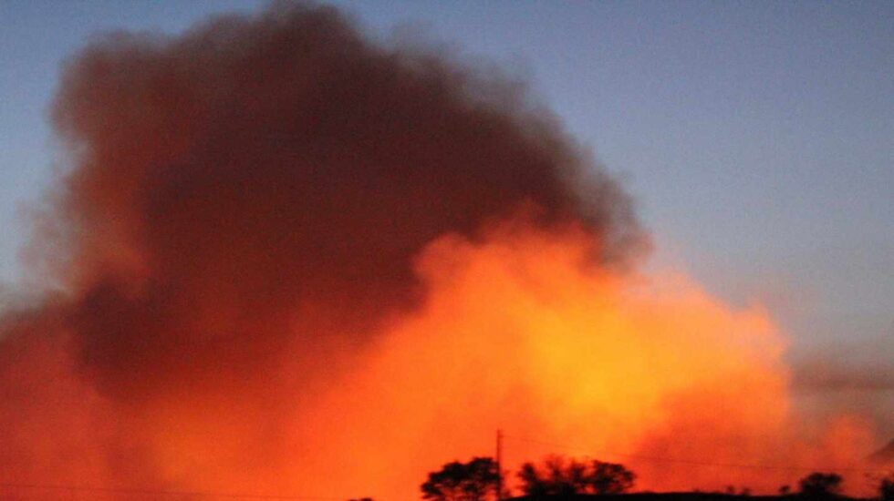 Vista de las llamas producidas por incendio forestal que se ha declarado en Almorox (Toledo)