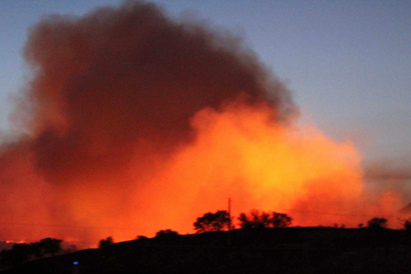 Vista de las llamas producidas por incendio forestal que se ha declarado en Almorox (Toledo)