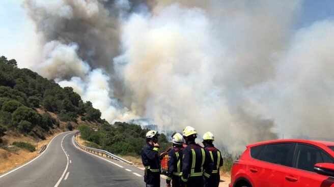 Un total de 348 efectivos tratan de controlar el fuego de Cadalso y Cenicientos