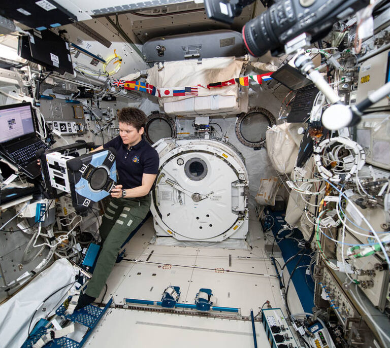 La tripulación de la Estación Espacial Internacional se encierra en la zona rusa tras una fuga de aire