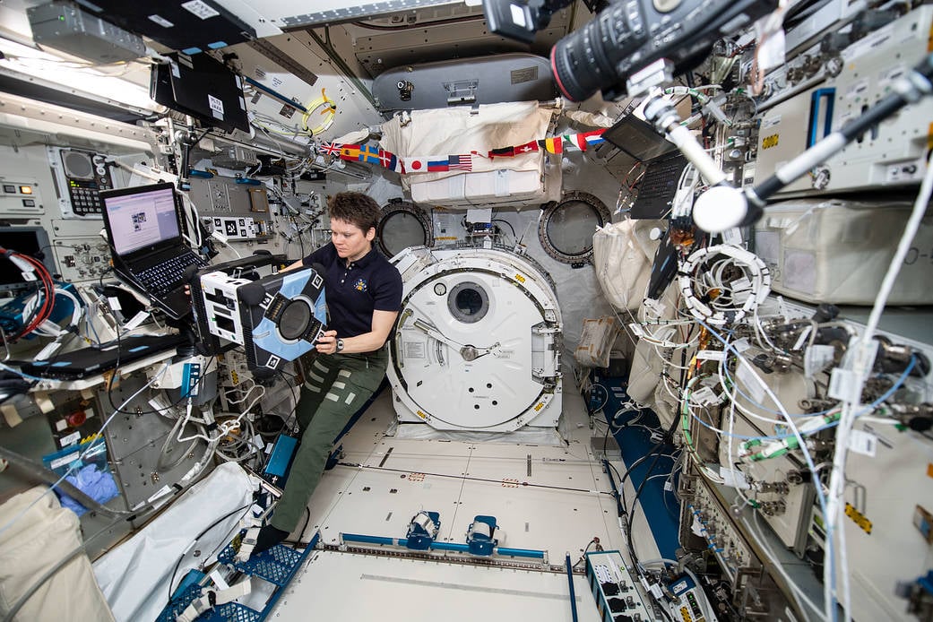 La tripulación de la Estación Espacial Internacional se encierra en la zona rusa tras una fuga de aire