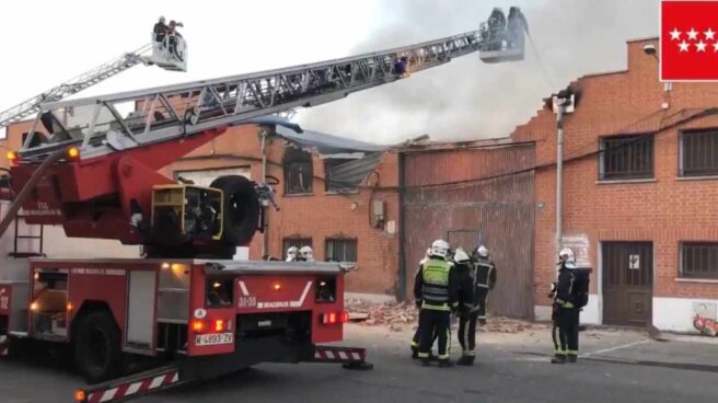 Bomberos trabajan en la extinción de un incendio en una nave de Humanes (Madrid).