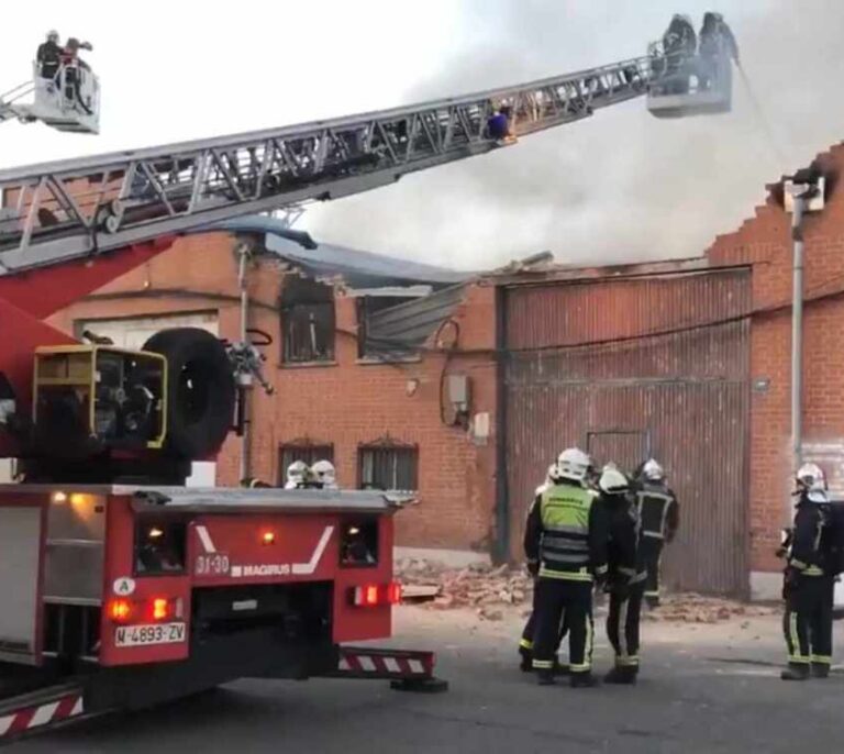 Un incendio destruye el interior de una nave industrial en Humanes (Madrid)