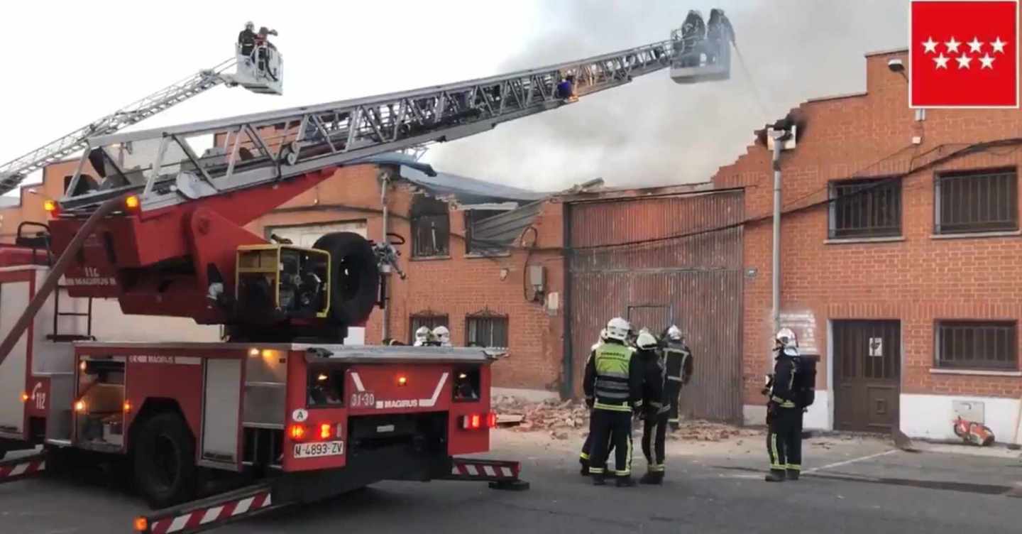 Bomberos trabajan en la extinción de un incendio en una nave de Humanes (Madrid).