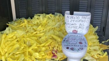 Detienen a los 'Justicieros Nocturnos' por colocar retretes con lazos amarillos en Barcelona